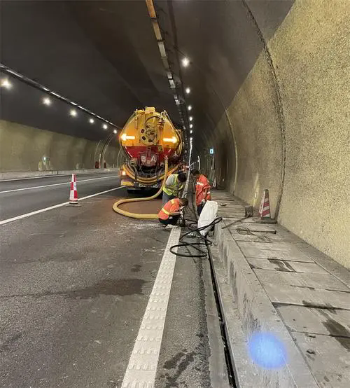 徐汇隧道排水渠清淤